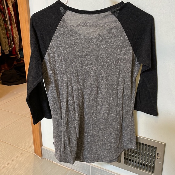 2 gently worn Vans quarter length shirts - Picture 7 of 8